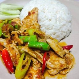 ข้าวราดผัดพริกแกง (ไก่)