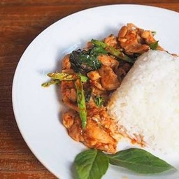 ข้าวราดผัดพริกแกง (หมูชิ้น)