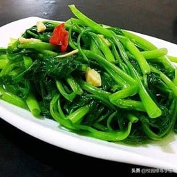 ผัดผักบุ้งไฟแดง/ 炒空心菜