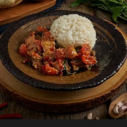 ข้าวราดกะเพราหมูกรอบไข่แดงเค็มปีศาจ