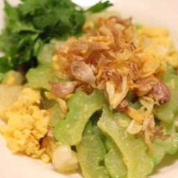 มะระผัดไข่กระเทียมดอง