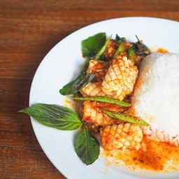 ข้าวราดผัดพริกแกง (ปลาหมึก)