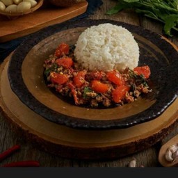 ข้าวราดกะเพราเนื้อสับไข่แดงเค็ม