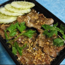 ข้าวหมูนุ่มทอดซอสกระเทียมพริกไทย
