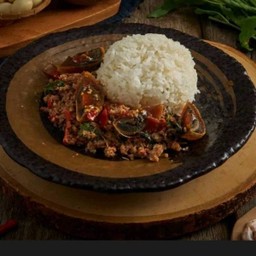 ข้าวราดกะเพราเนื้อสับไข่เยี่ยวม้า