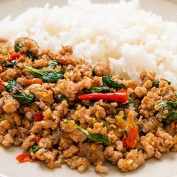 ผัดกระเพราราดข้าว