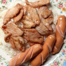 ข้าวหมูทอดไส้กรอกหนังกรอบ