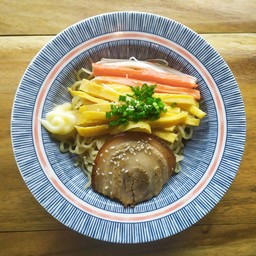 ราเมงเย็น รวมเครื่อง หมูชาชู+ไข่หวาน+ปูอัด