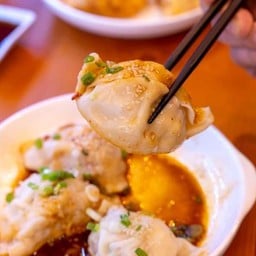 เกี๊ยวซ่าหมู ซอสเผ็ด 4ชิ้น