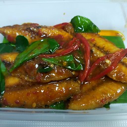 พริกแกงปลาทูเถื่อน กับข้าว