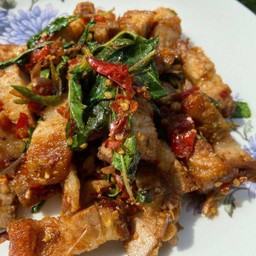 ผัดกะเพราหมูกรอบ (กับข้าว)