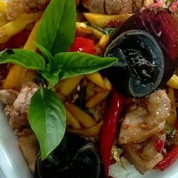 ข้าวกระเพราหมูหน่อไม้ไข่เยี่ยวม้า