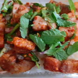 ลาบหมูกรอบราดข้าว