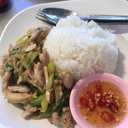 ผัดพริกหยวกราดข้าว