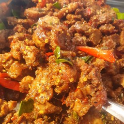 หมูกรอบผัดพริกแกง