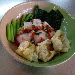 เกี๊ยวน้ำหมูแดง