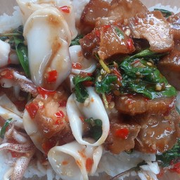 กระเพราหมึกหมูกรอบราดข้าว