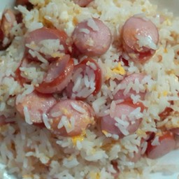 ข้าวผัดไส้กรอกหนังกรอบ