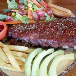 สเต็กซี่โครงหมูบาร์บีคิวชิ้นใหญ่มาก