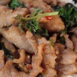 กระเพราหมูชิ้นราดข้าว