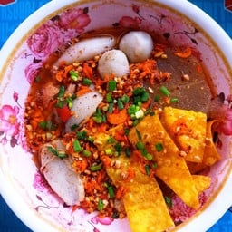 ก๋วยเตี๋ยวหมูต้มยำเฮียตี๋ ตากสิน27