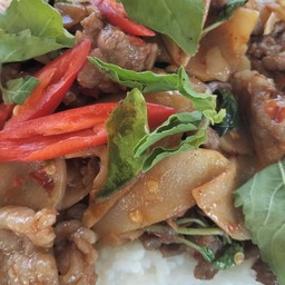 กระเพราเนื้อหน่อไม้ดองราดข้าว