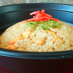 ข้าวผัดกระเทียมแซลม่อน