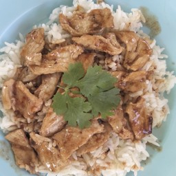 หมูผัดน้ำมันหอยราดข้าว