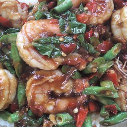 ผัดพริกแกงกุ้งราดข้าว