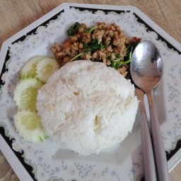 ผัดกะเพราราดข้าว