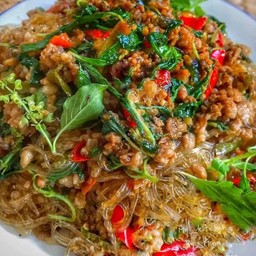 ข้าวกะเพราหมูสับใส่วุ้นเส้น
