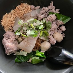 ก๋วยเตี๋ยวหมูสามชั้นเส้นเล็ก แห้ง