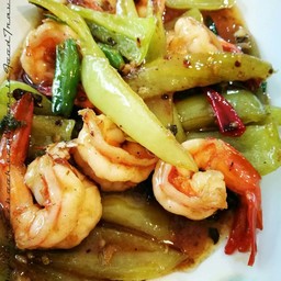 ผัดพริกหยวกกุ้งราดข้าว