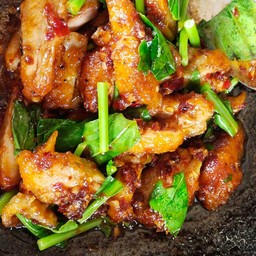 ข้าวผัดพริกเผาไก่กรอบใสคะน้า