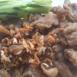 หมูทอดกระเทียมราดข้าว น้ำจิ้มแจ่ว