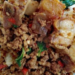 กระเพราหมูกรอบหมูสับราดข้าว
