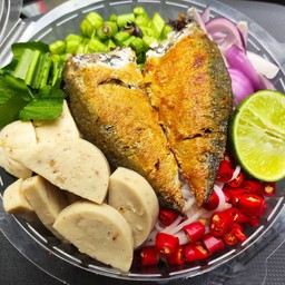 ยำขนมจีนปลาทู หมูยอ