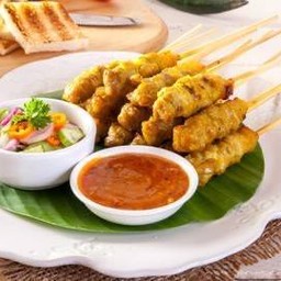 หมูสะเต๊ะ น้ำจิ้มรสเด็ด .