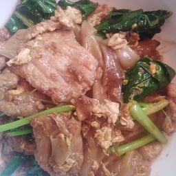 ราดหน้ายอดผักบางขุนนนท์(ตลาดนัดหลังการไฟฟ้าในซอย)