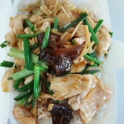 หมูผัดขิงเป็นกับข้าว