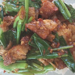 คะน้าหมูกรอบราดข้าว