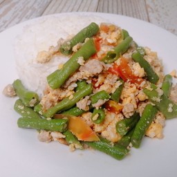 ข้าวราดผัดถั่วฝักยาวไข่หมูสับ