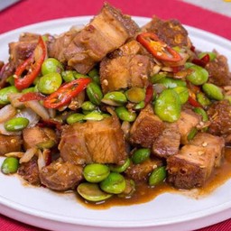 ข้าวหมูกรอบผัดเครื่องแกงใส่สะตอ