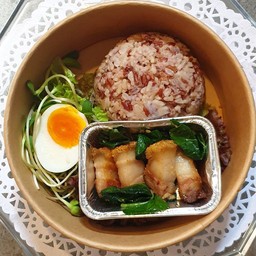 หมูกรอบผัดกะเพรา + ข้าวสามสีคลีน + ไข่ต้ม