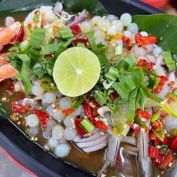 ยำสำส่อนไข่ปลา กุ้งสด กุ้งสุก