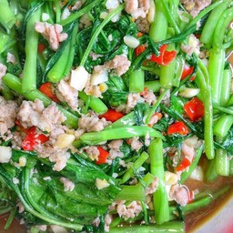 ผัดผักบุ้งหมูสับราดข้าว