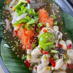 ยำสามลังเล แซลมอน+หอยนางรม+กุ้ง