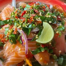 ยำแซลมอนกุ้งสด