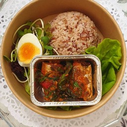 อะยัมซาดีนผัดกะเพราคีโต+ข้าวสามสีคลีน+ไข่ต้ม