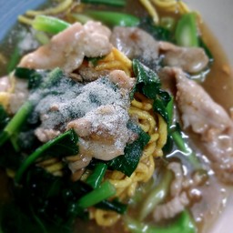 ราดหน้าหมี่กรอบหมู